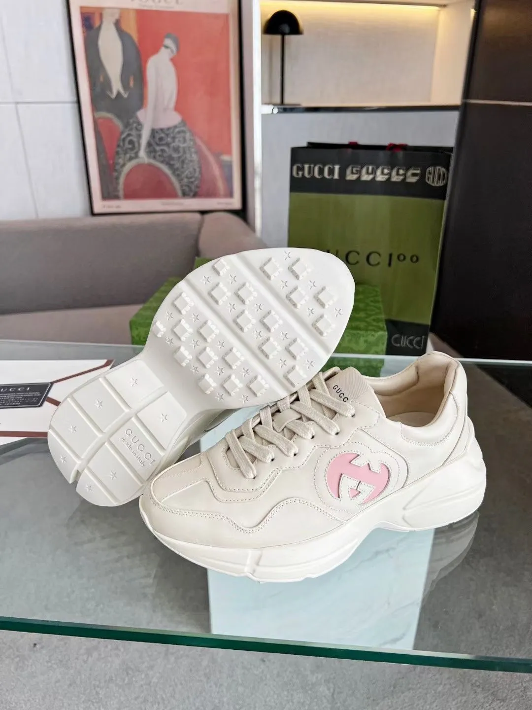 👟👟Ex-factory price 480👟👟 Gucci dad shoes for couples, distressed leather horn-shaped retro jogging shoes. The Balenciaga grandpa trend has subsided, ushering in GUCCI dad shoes, the trend leader in the fashion industry. The original shoes are molded and the original last is made by the Italian handmade foundry! [Gucci original dad shoes] Original surface: imported calfskin! Lining: Grade A hybrid lambskin! Outsole: The highest restoration sole. TPU material plus wear-resistant foam (anti-wear cushioning) ivory leather has been processed with an old-fashioned effect. The sole is 5cm high! The comfort level is excellent, killing all high-end versions on the market! Original logo outsole! 👣Size: Women’s size 35-40. Men's size 38-45. Women's heel with 🈚️logo! Men's heel with 🈶️logo!